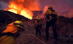 Утомленные лесным пожаром калифорнийцы, подумывают о том, чтобы переехать с концами